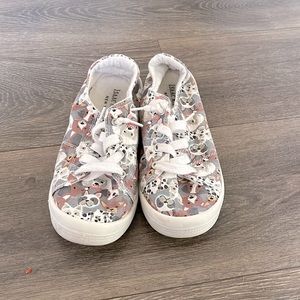 Isaac Mizrahi Dog Printed Shoes Lace Up. (Size 8 in women’s)
